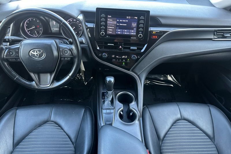 Toyota Camry Vehicle Full-screen Gallery Image 13