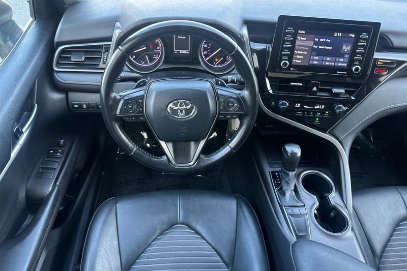 Toyota Camry Vehicle Full-screen Gallery Image 14