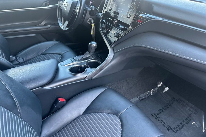 Toyota Camry Vehicle Full-screen Gallery Image 15