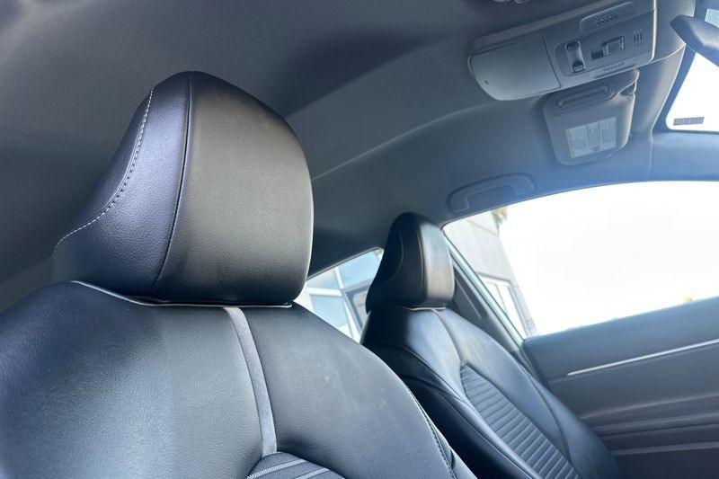 Toyota Camry Vehicle Full-screen Gallery Image 16