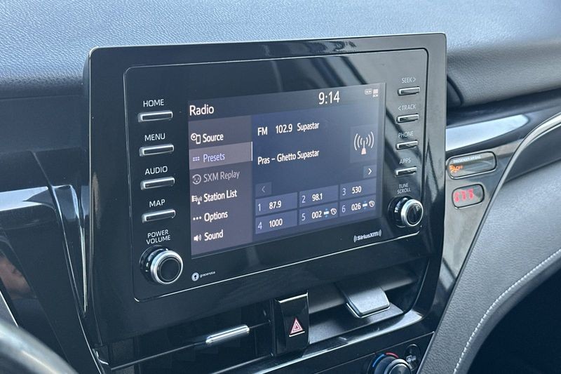 Toyota Camry Vehicle Full-screen Gallery Image 17