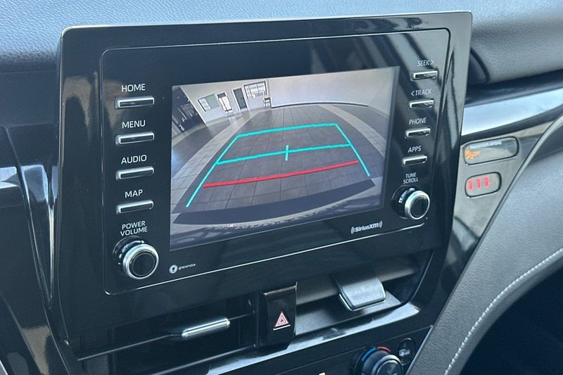 Toyota Camry Vehicle Full-screen Gallery Image 18