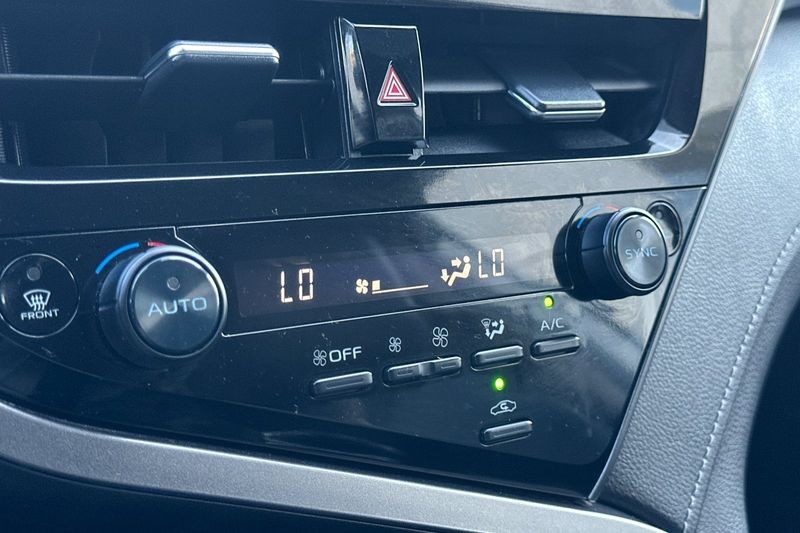 Toyota Camry Vehicle Full-screen Gallery Image 19