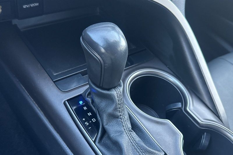 Toyota Camry Vehicle Full-screen Gallery Image 20