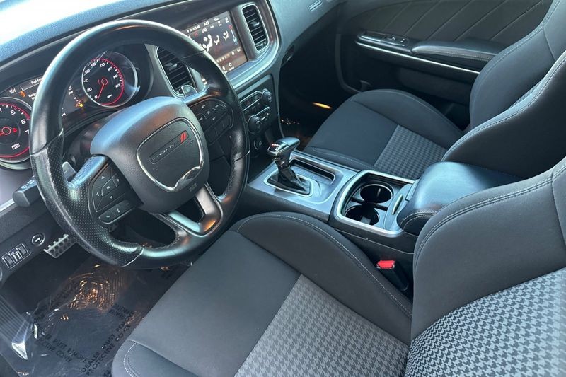 Dodge Charger Vehicle Full-screen Gallery Image 10