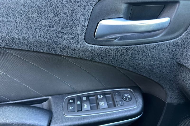 Dodge Charger Vehicle Full-screen Gallery Image 11