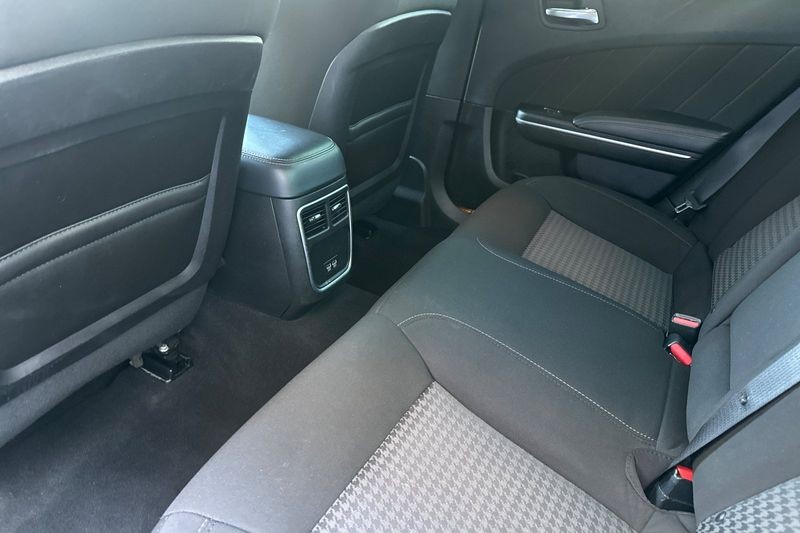 Dodge Charger Vehicle Full-screen Gallery Image 12