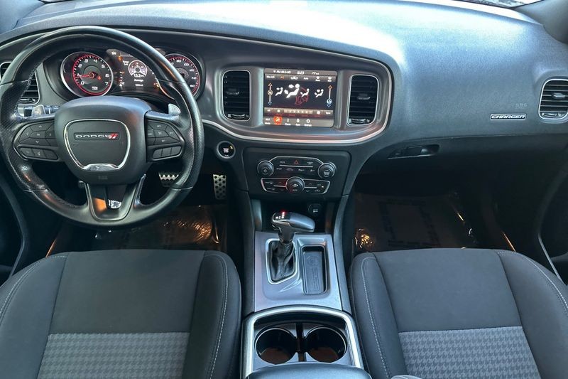 Dodge Charger Vehicle Full-screen Gallery Image 13