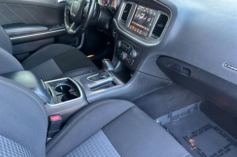 Dodge Charger Vehicle Full-screen Gallery Image 15