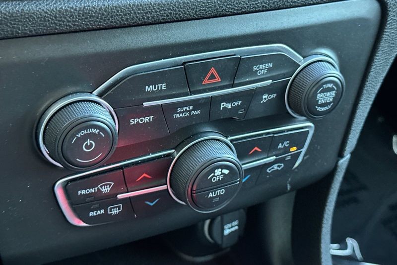 Dodge Charger Vehicle Full-screen Gallery Image 19