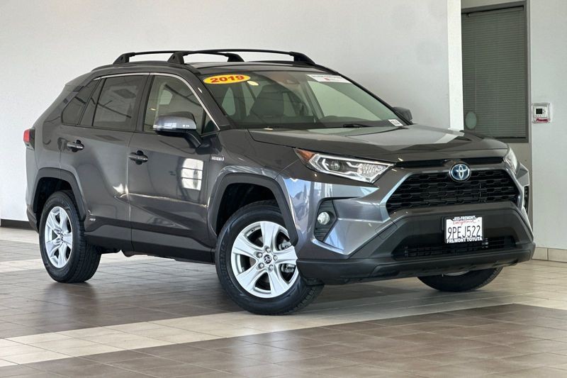 Toyota RAV4 Hybrid Vehicle Full-screen Gallery Image 02