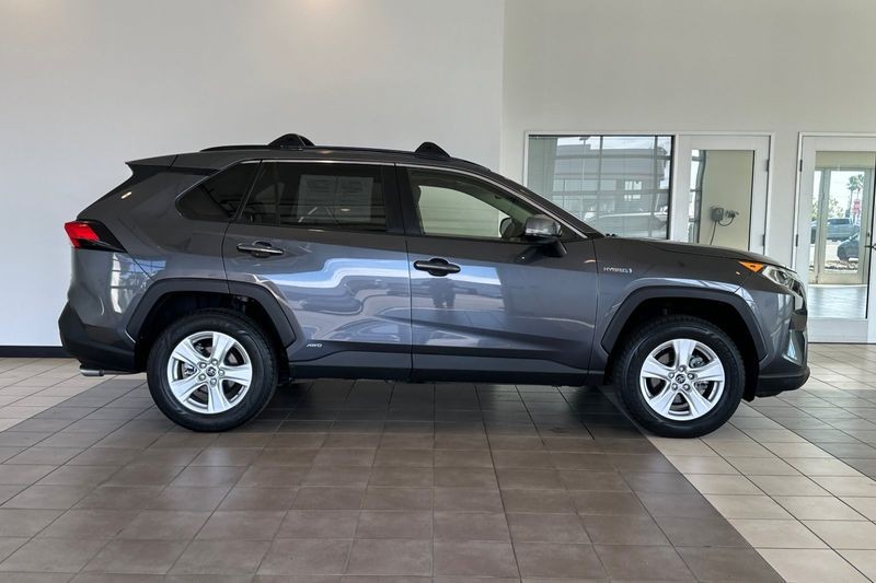 Toyota RAV4 Hybrid Vehicle Full-screen Gallery Image 03