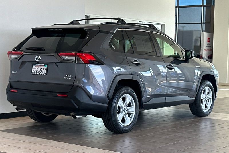 Toyota RAV4 Hybrid Vehicle Full-screen Gallery Image 04