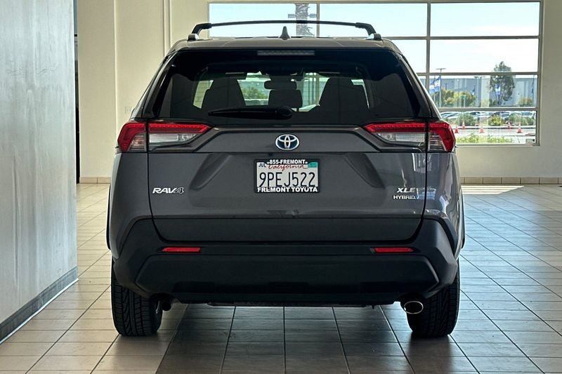 Toyota RAV4 Hybrid Vehicle Full-screen Gallery Image 05