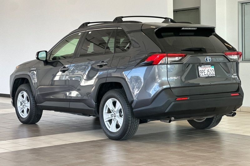 Toyota RAV4 Hybrid Vehicle Full-screen Gallery Image 06