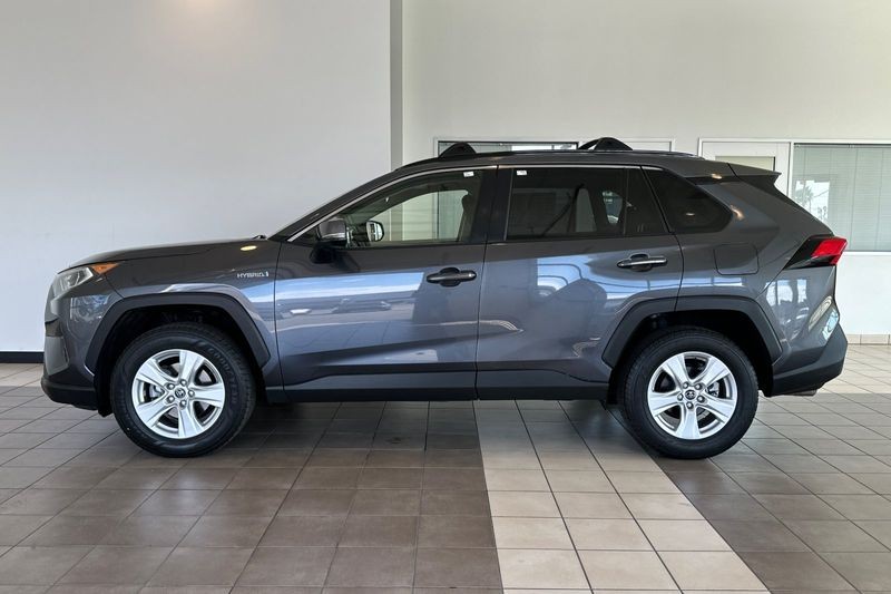 Toyota RAV4 Hybrid Vehicle Full-screen Gallery Image 07