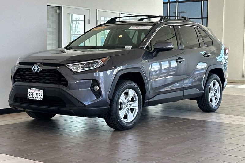 Toyota RAV4 Hybrid Vehicle Full-screen Gallery Image 08