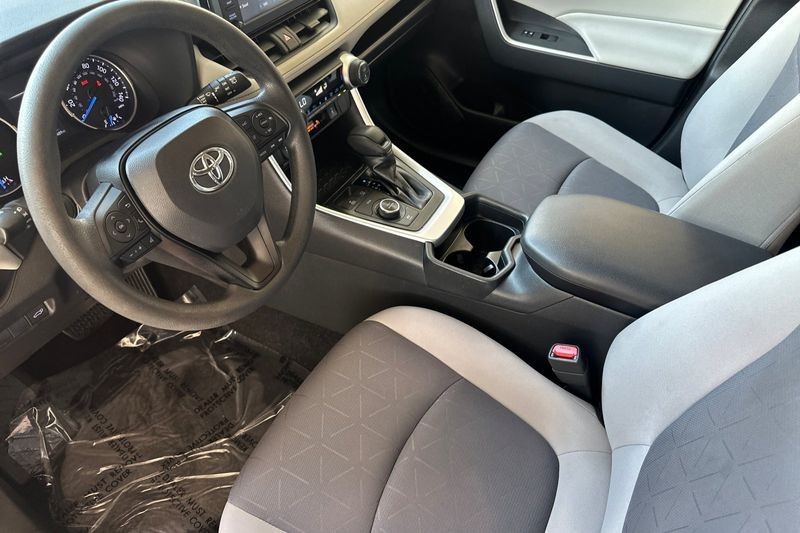 Toyota RAV4 Hybrid Vehicle Full-screen Gallery Image 10