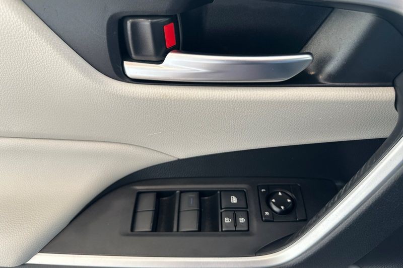 Toyota RAV4 Hybrid Vehicle Full-screen Gallery Image 11