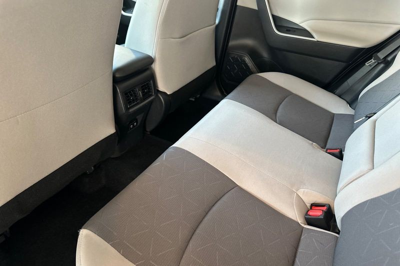 Toyota RAV4 Hybrid Vehicle Full-screen Gallery Image 12