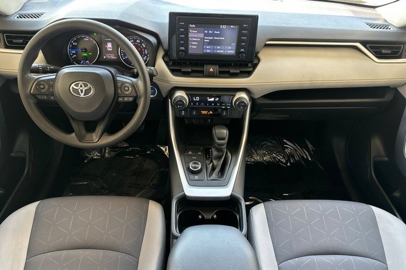 Toyota RAV4 Hybrid Vehicle Full-screen Gallery Image 13