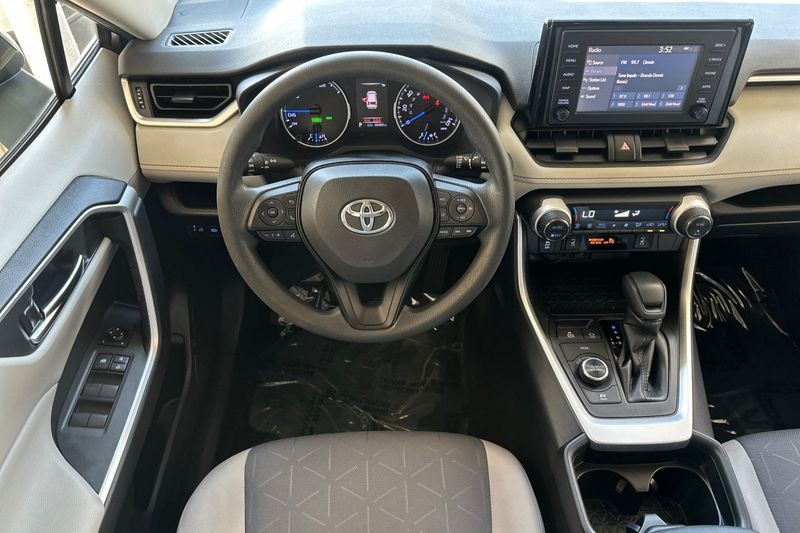 Toyota RAV4 Hybrid Vehicle Full-screen Gallery Image 14