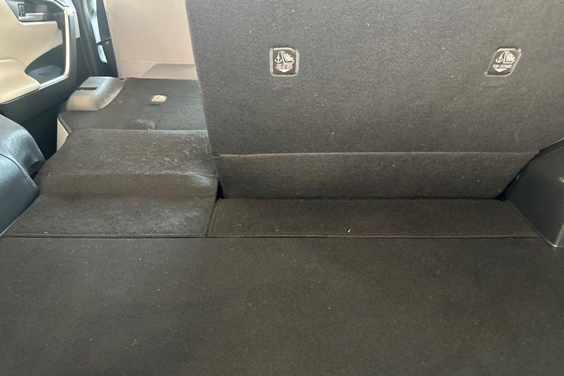 Toyota RAV4 Hybrid Vehicle Full-screen Gallery Image 15