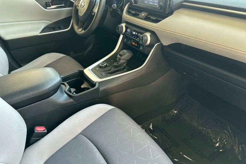 Toyota RAV4 Hybrid Vehicle Full-screen Gallery Image 16