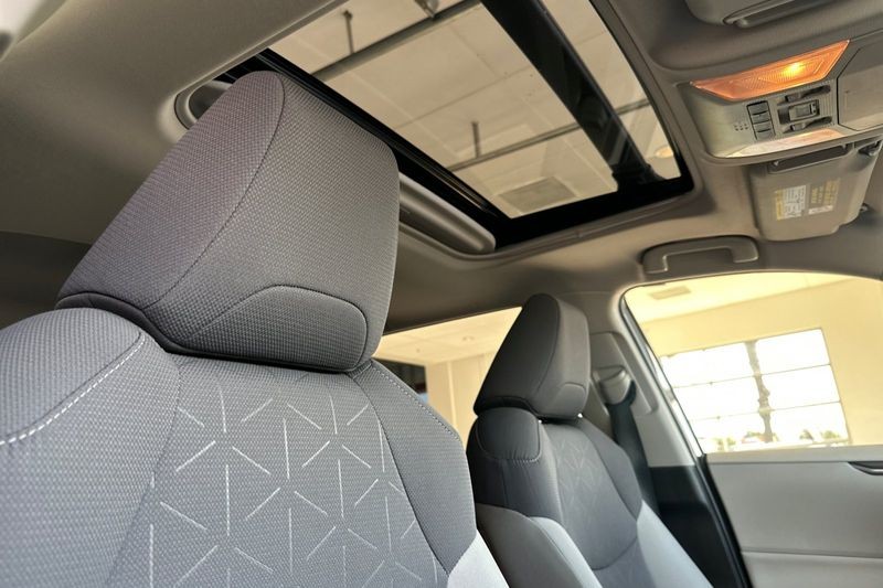 Toyota RAV4 Hybrid Vehicle Full-screen Gallery Image 17