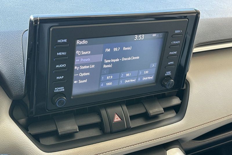 Toyota RAV4 Hybrid Vehicle Full-screen Gallery Image 18