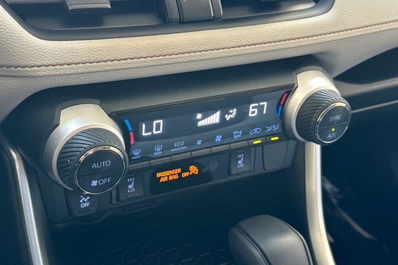Toyota RAV4 Hybrid Vehicle Full-screen Gallery Image 20