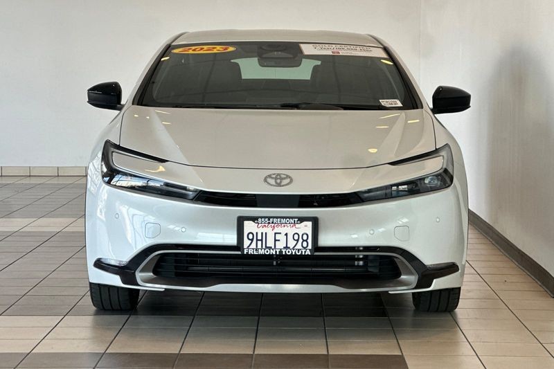 Toyota Prius Vehicle Full-screen Gallery Image 09