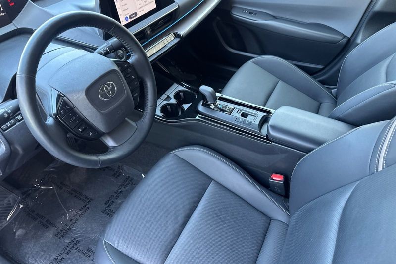 Toyota Prius Vehicle Full-screen Gallery Image 10