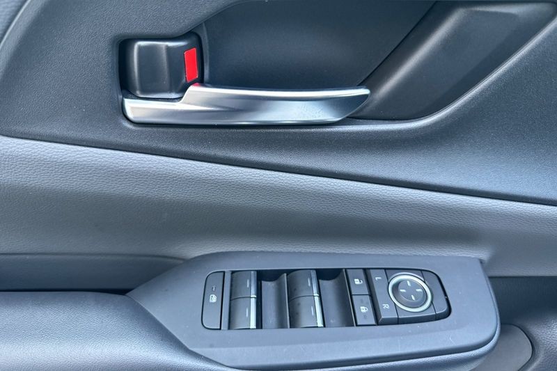 Toyota Prius Vehicle Full-screen Gallery Image 11