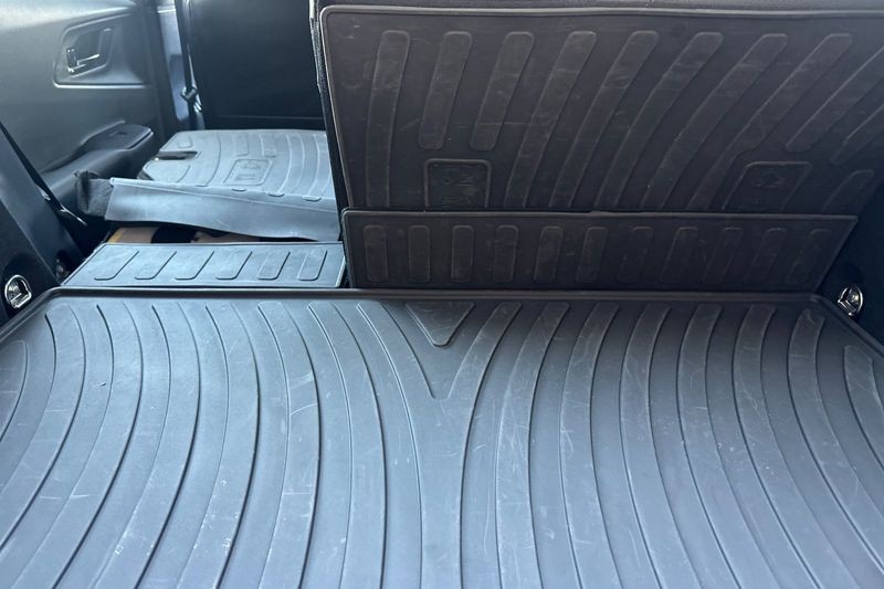 Toyota Prius Vehicle Full-screen Gallery Image 15