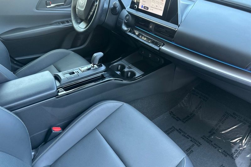 Toyota Prius Vehicle Full-screen Gallery Image 16
