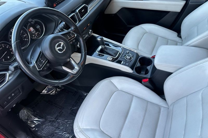 Mazda CX-5 Vehicle Full-screen Gallery Image 10