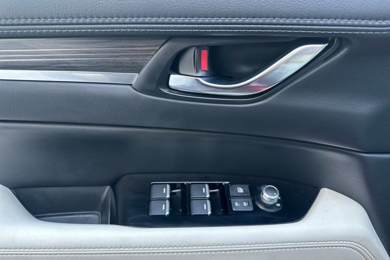 Mazda CX-5 Vehicle Full-screen Gallery Image 11