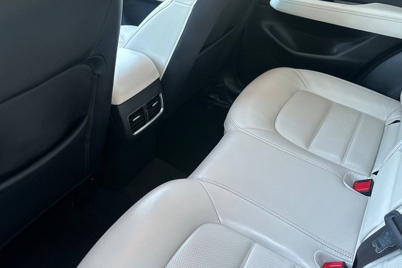 Mazda CX-5 Vehicle Full-screen Gallery Image 12