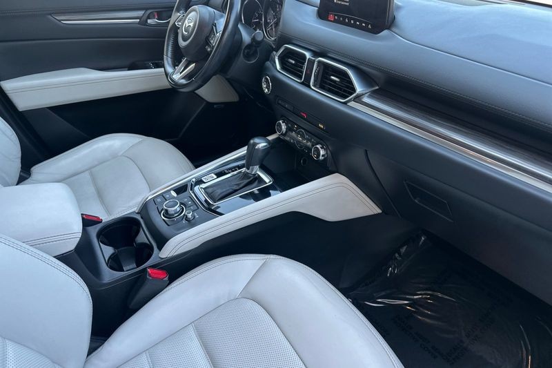 Mazda CX-5 Vehicle Full-screen Gallery Image 16