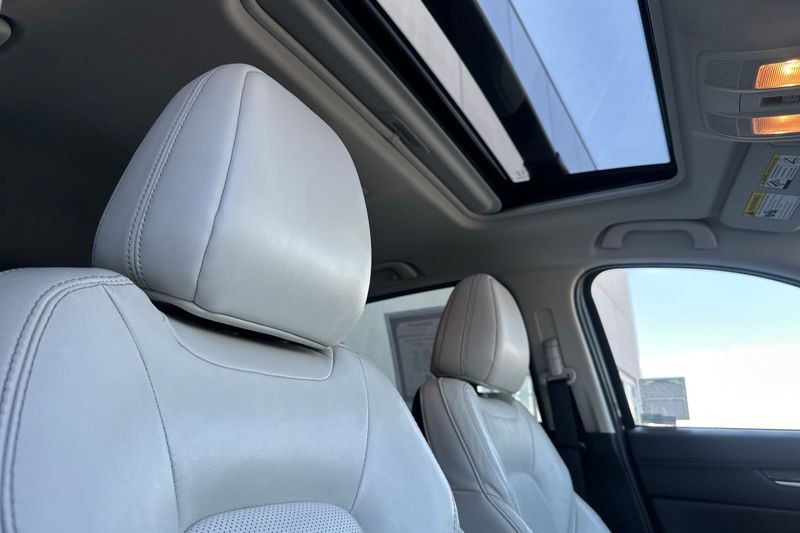 Mazda CX-5 Vehicle Full-screen Gallery Image 17