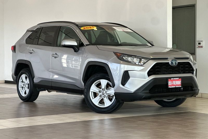 Toyota RAV4 Hybrid Vehicle Full-screen Gallery Image 02