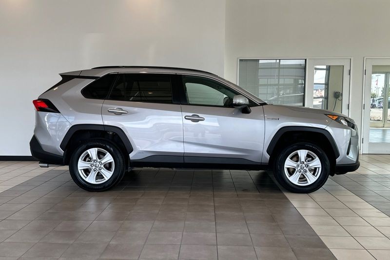 Toyota RAV4 Hybrid Vehicle Full-screen Gallery Image 03