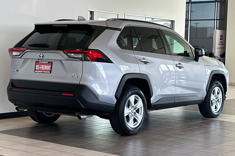Toyota RAV4 Hybrid Vehicle Full-screen Gallery Image 04