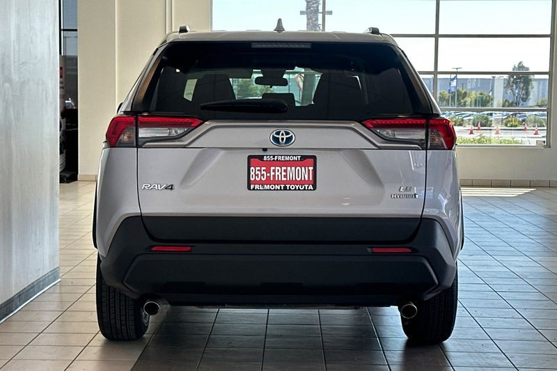 Toyota RAV4 Hybrid Vehicle Full-screen Gallery Image 05
