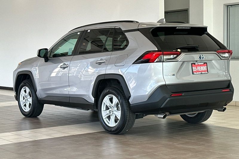 Toyota RAV4 Hybrid Vehicle Full-screen Gallery Image 06