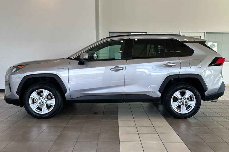 Toyota RAV4 Hybrid Vehicle Full-screen Gallery Image 07