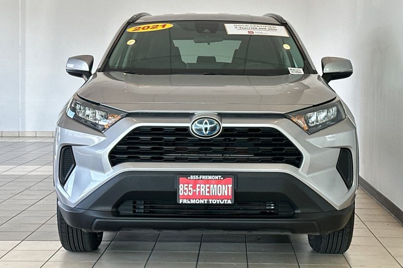 Toyota RAV4 Hybrid Vehicle Full-screen Gallery Image 09