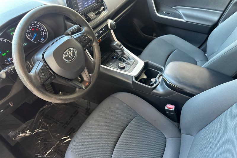 Toyota RAV4 Hybrid Vehicle Full-screen Gallery Image 10