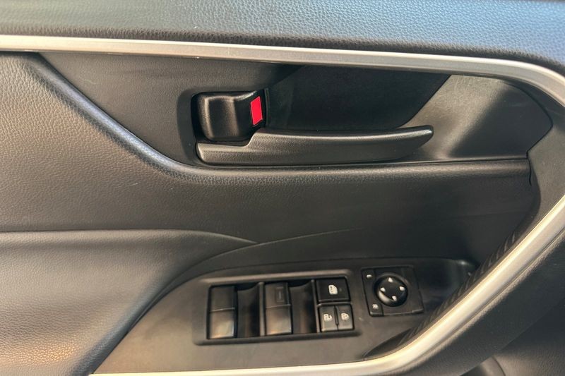 Toyota RAV4 Hybrid Vehicle Full-screen Gallery Image 11